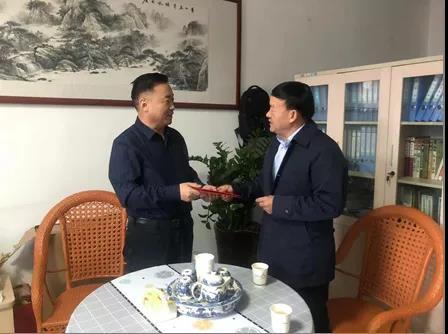 敦煌種業(yè)領(lǐng)導(dǎo)看望慰問公司老干部、老黨員及困難黨員職工