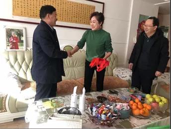 敦煌種業(yè)領(lǐng)導(dǎo)看望慰問公司老干部、老黨員及困難黨員職工