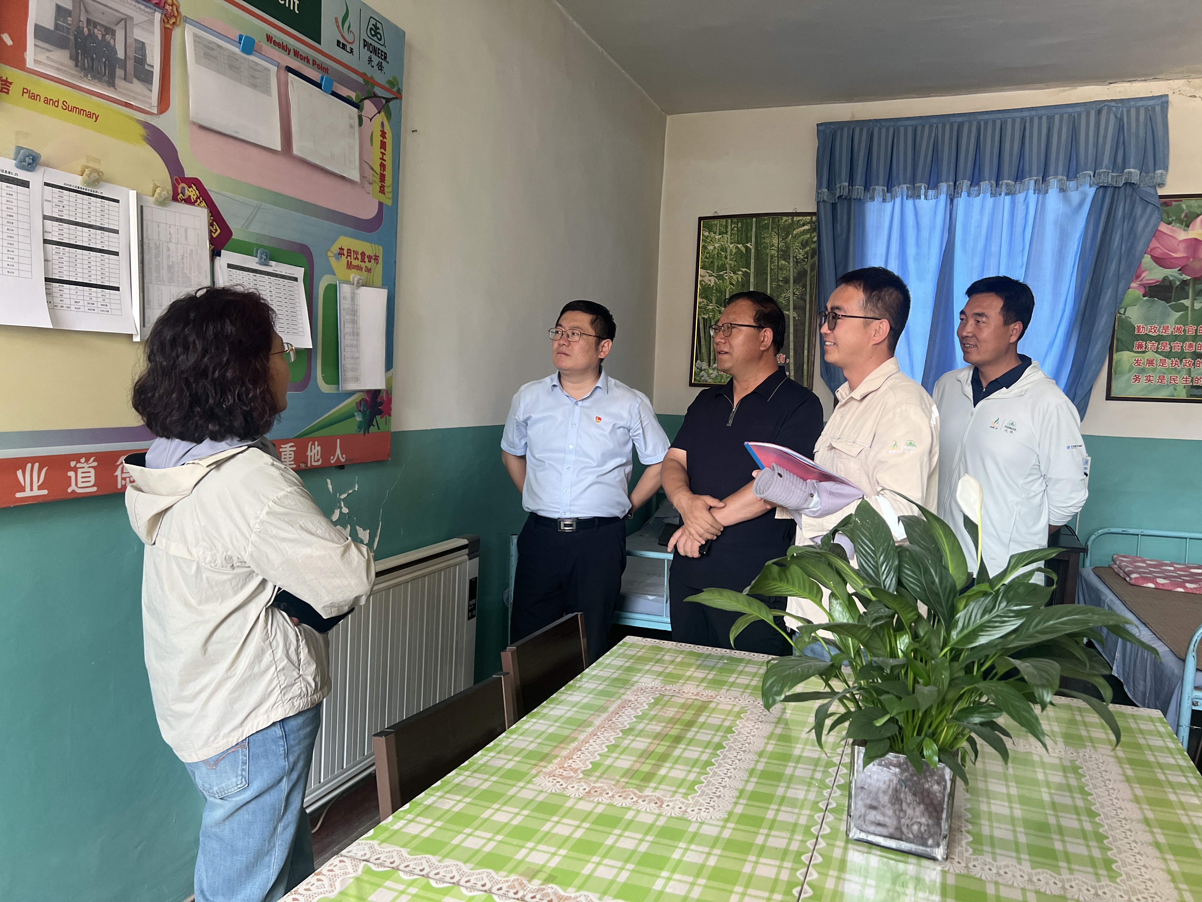 敦煌種業(yè)開展“夏送清涼”慰問(wèn)活動(dòng)